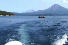 Утонувший на Камчатке вертолет Ми-8 с туристами вытащили на берег