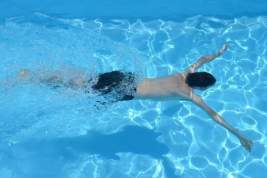 В Берлине разрешили женщинам купаться в бассейнах топлес