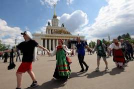 В День России на ВДНХ прошел массовый хоровод дружбы