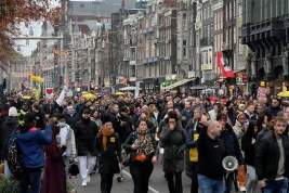 В Европе прошли массовые акции протеста против ограничений по коронавирусу