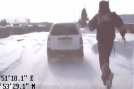 В Иркутской области инспектор ДПС бегом догнал автомобиль нарушителя