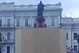 В Одессе памятник Екатерине II из-за вандалов обнесли деревянным забором