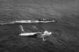 В период Карибского кризиса весь американский флот вёл охоту за четырьмя советскими подводными лодками