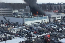 В Петербурге горит здание автоцентра (видео)