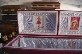 В похоронном бюро в Сальвадоре появились гробы в стиле Барби