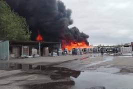 В Раменском бушует мощный пожар: горит склад с удобрениями