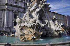В Риме экоактивисты движения «Последнее поколение» вылили чёрную краску в Фонтан четырёх рек