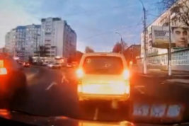 В российском городе ребёнок в одном подгузнике выбежал на проезжую часть