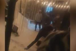 В российском ночном клубе охранники избили посетителей ногами