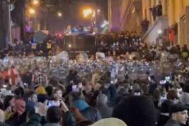 В Тбилиси начались массовые протесты из-за закона об «иноагентах»: полиция применяет водометы и слезоточивый газ