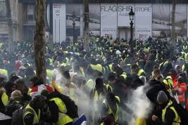 В ходе акции протестов «жёлтых жилетов» неизвестными поджигаются автомобили