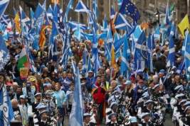 В Эдинбурге тысячи человек вышли на марш в поддержку независимости Шотландии
