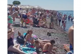 Видео переполненного пляжа в Сочи вызвало бурное обсуждение в сети