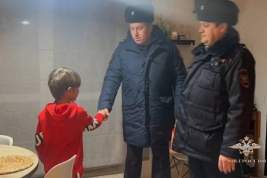 Владимир Колокольцев наградил медалями сотрудников полиции, которые спасли провалившихся под лёд детей