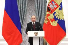 Владимиру Путину подарили духи «Красная Москва» и сравнили его с царём
