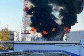 Возникший в результате обстрела пожар на нефтебазе под Белгородом потушен