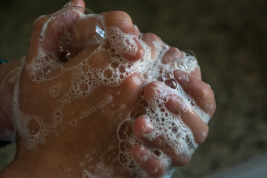 Врач рассказал о вреде частого мытья рук