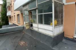 Хозяин квартиры разобрал самодельный балкон по требованию надзорного органа
