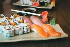 Японию охватил «суши-терроризм»: подростки плюют в чужую еду и делятся этим в соцсетях