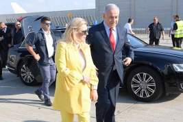 Жена Нетаньяху устроила дебош в самолете и бросила на пол украинский каравай