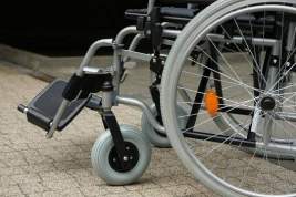 Женщина в инвалидной коляске упала с крыльца здания мэрии