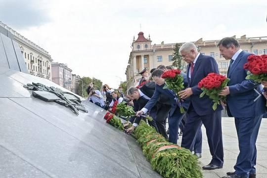 Владимир Колокольцев возложил цветы к монументу Победы в Минске