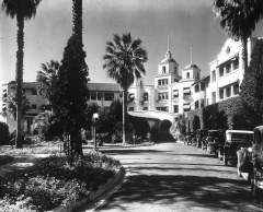 Отель The Beverly Hills Hotel (Фото: Wikimedia Commons/Uncredited Los Angeles Times photographer)