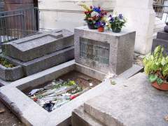 Могила Джима Моррисона на кладбище Пер-Лашес в Париже
(фото: Wikimedia Commons/Fab1)