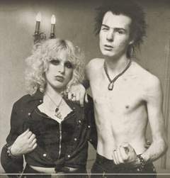 Нэнси Спанжен с басистом группы Sex Pistols Сидом Вишесом, 1978 год
(скриншот: YouTube.com)