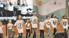 Детям кампания «Навстречу безопасности» нравится. Они и сами с удовольствием помогают сотрудникам Госавтоинспекции.
