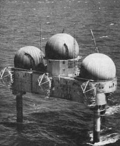 Башня 2. Видны антенны тропосферной связи 1956 год (фото: Wikimedia Commons/U.S. Navy)