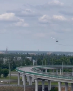 Момент манёвра и выпуска тепловых ловушек вертолёта ВС РФ, избежавшего попадания ракеты
