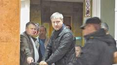Виктор Гергерт (слева) и Вячеслав Стасев (в центре) на проходной «Кванта» – в тот день, когда предприятие перешло
в их руки 