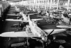 Свою боевую авиацию СССР строил во многом благодаря американскому алюминию и американским технологиям
(фото: Аркадий Шайхет/ТАСС)