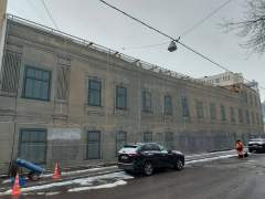 Дом по адресу Поварская 29/36 строение 2 накрыт ширмой. Вид со стороны Трубниковского переулка