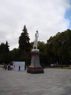 Скульптура Волга у входа в парк Северного речного вокзала