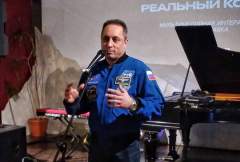 Антон Шкаплеров – летчик-космонавт, Герой России, провел журналистов по экспозиции
