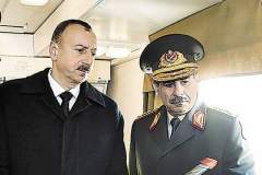 Выдвижение ставленника Анкары генерала Закира Гасанова (справа) может дорого обойтись президенту Ильхаму Алиеву. 
Поговаривают о том, что генерал готовит военный путч.