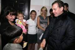 Во время предыдущих поездок на Курильские острова Медведев активно общался с местными жителями