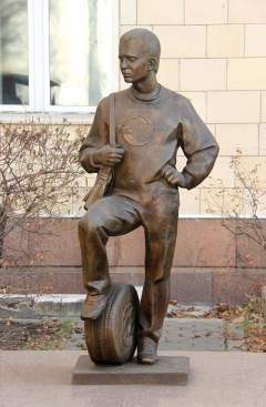 Скульптура студента возле МАДГТУ. Фото: wikipedia/Александр Гурешов