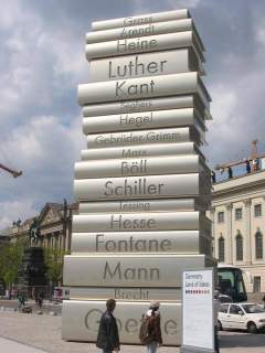 Памятник книгам (фото: Wikimedia Commons/	Lienhard Schulz)