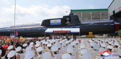 Вывод подводной лодки из эллинга (Фото из официальных СМИ КНДР)