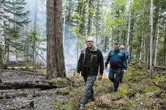 ... а губернатор Красноярского края на камеру пошёл осматривать
сгоревший во время пожара лес