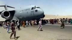Афганцы, бегущие от талибов, у самолета ВВС США в Кабуле, 16 августа 2021
(Фото: ASSOCIATED PRESS / picture alliance)