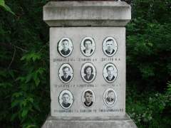 Памятник «дятловцам» на Михайловском кладбище Екатеринбурга
(фото: ru.wikipedia.org/Дмитрий Никишин)