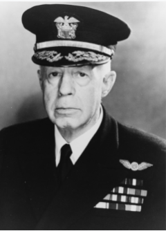 Адмирал Ярнелл, послевоенное фото
(фото: Wikimedia Commons/	US Naval History and Heritage Command)