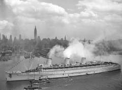 Серый Призрак - RMS Queen Mary заходит в порт Нью-Йорка в 1945 году
(фото: Wikimedia Commons/USN)