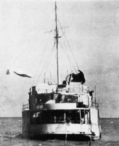 УАБ поражает корабль-цель (фото: Wikimedia Commons/U.S. Navy)
