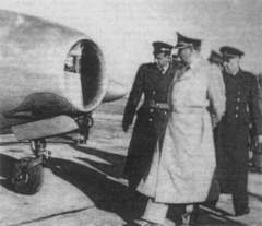 Як-23 осматривает Иосип Броз Тито
(фото: picturehistory.livejournal.com)