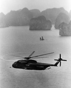 Sikorsky CH-53D за тралением у берегов Вьетнама 18 марта 1973
(фото: Wikimedia Commons/Naval History and Heritage Command)